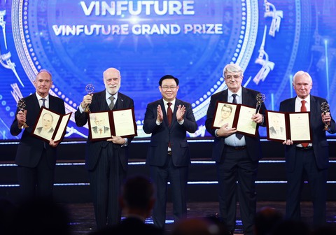 Các huyền thoại Internet thắng giải thưởng 3 triệu USD của VinFuture 2022 - Ảnh 1. Các huyền thoại Internet thắng giải thưởng 3 triệu USD của VinFuture 2022 - Ảnh 1.