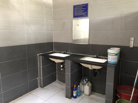 Nhếch nhác nhà vệ sinh tại ga Sài Gòn - Ảnh 1. Nhếch nhác nhà vệ sinh tại ga Sài Gòn - Ảnh 1.