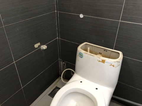 Nhếch nhác nhà vệ sinh tại ga Sài Gòn - Ảnh 4. Nhếch nhác nhà vệ sinh tại ga Sài Gòn - Ảnh 4.