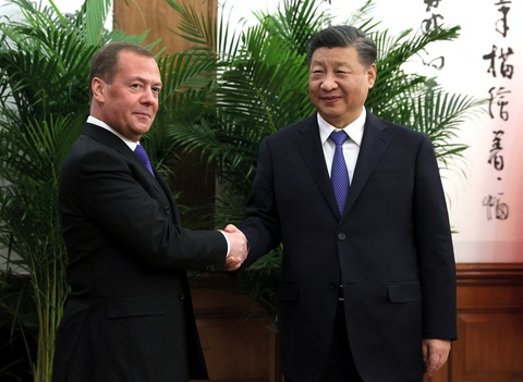 Ông Medvedev bất ngờ thăm Bắc Kinh, bàn về Ukraine - Ảnh 1. Ông Medvedev bất ngờ thăm Bắc Kinh, bàn về Ukraine - Ảnh 1.