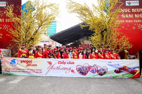 Vietjet bay miễn phí đưa công nhân về quê ăn Tết - Ảnh 2. Vietjet bay miễn phí đưa công nhân về quê ăn Tết - Ảnh 2.