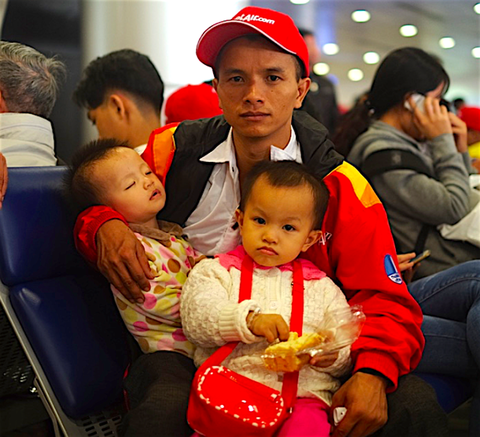 Vietjet bay miễn phí đưa công nhân về quê ăn Tết - Ảnh 1. Vietjet bay miễn phí đưa công nhân về quê ăn Tết - Ảnh 1.