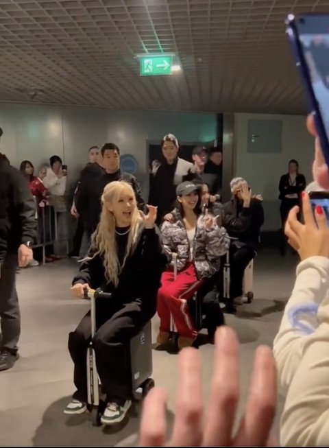 Blackpink gây bão mạng với màn chào hỏi fan cực hài - Ảnh 2. Blackpink gây bão mạng với màn chào hỏi fan cực hài - Ảnh 2.