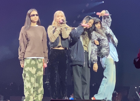 Blackpink gây bão mạng với màn chào hỏi fan cực hài - Ảnh 4. Blackpink gây bão mạng với màn chào hỏi fan cực hài - Ảnh 4.