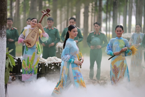 Gom gần 100 bao lá vàng rải thành sàn diễn thời trang Lính và lụa - Ảnh 4. Gom gần 100 bao lá vàng rải thành sàn diễn thời trang Lính và lụa - Ảnh 4.