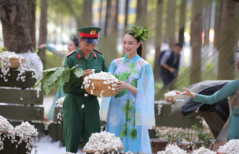 Gom gần 100 bao lá vàng rải thành sàn diễn thời trang Lính và lụa - Ảnh 5. Gom gần 100 bao lá vàng rải thành sàn diễn thời trang Lính và lụa - Ảnh 5.