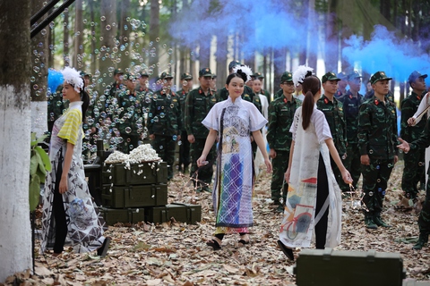 Gom gần 100 bao lá vàng rải thành sàn diễn thời trang Lính và lụa - Ảnh 1. Gom gần 100 bao lá vàng rải thành sàn diễn thời trang Lính và lụa - Ảnh 1.