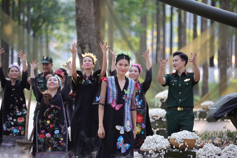Gom gần 100 bao lá vàng rải thành sàn diễn thời trang Lính và lụa - Ảnh 7. Gom gần 100 bao lá vàng rải thành sàn diễn thời trang Lính và lụa - Ảnh 7.