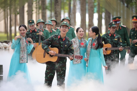 Gom gần 100 bao lá vàng rải thành sàn diễn thời trang Lính và lụa - Ảnh 10. Gom gần 100 bao lá vàng rải thành sàn diễn thời trang Lính và lụa - Ảnh 10.