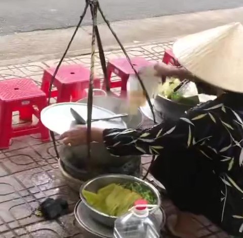 Khánh Hòa: Thức ăn thừa của khách đổ vào nồi để bán lại - Ảnh 1. Khánh Hòa: Thức ăn thừa của khách đổ vào nồi để bán lại - Ảnh 1.