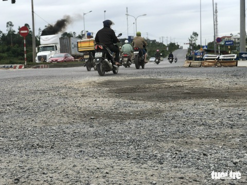 Hư hỏng nặng trên đường tránh Nam Hải Vân, lo người dân bị tai nạn - Ảnh 3. Hư hỏng nặng trên đường tránh Nam Hải Vân, lo người dân bị tai nạn - Ảnh 3.