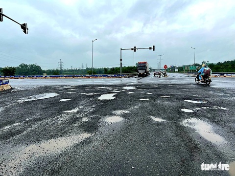 Hư hỏng nặng trên đường tránh Nam Hải Vân, lo người dân bị tai nạn - Ảnh 1. Hư hỏng nặng trên đường tránh Nam Hải Vân, lo người dân bị tai nạn - Ảnh 1.