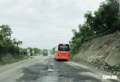 Hư hỏng nặng trên đường tránh Nam Hải Vân, lo người dân bị tai nạn - Ảnh 2. Hư hỏng nặng trên đường tránh Nam Hải Vân, lo người dân bị tai nạn - Ảnh 2.