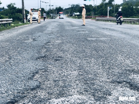Hư hỏng nặng trên đường tránh Nam Hải Vân, lo người dân bị tai nạn - Ảnh 4. Hư hỏng nặng trên đường tránh Nam Hải Vân, lo người dân bị tai nạn - Ảnh 4.