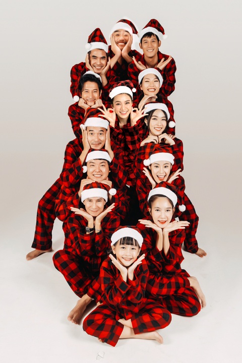 Lý Hải - Minh Hà tạo dáng siêu lầy làm cây thông Noel - Ảnh 1. Lý Hải - Minh Hà tạo dáng siêu lầy làm cây thông Noel - Ảnh 1.