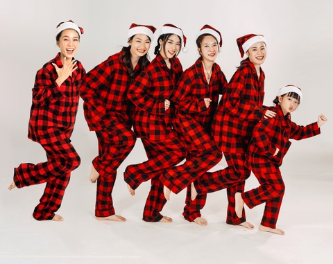 Lý Hải - Minh Hà tạo dáng siêu lầy làm cây thông Noel - Ảnh 4. Lý Hải - Minh Hà tạo dáng siêu lầy làm cây thông Noel - Ảnh 4.