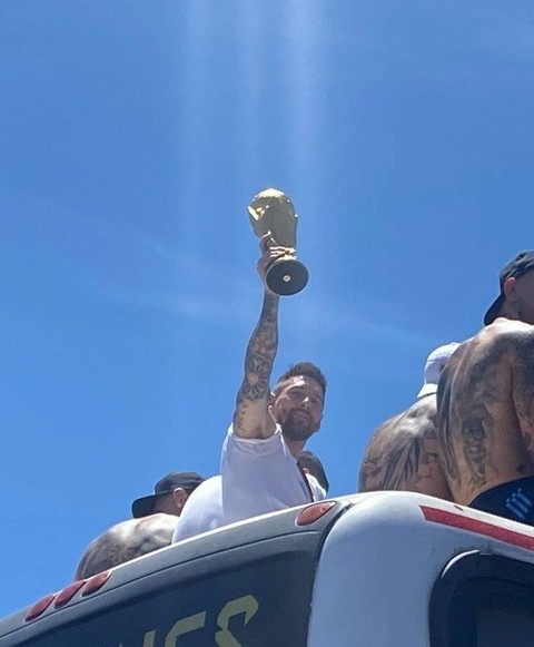 Hy hữu: Tia nắng chiếu thẳng vào Messi như người được chọn - Ảnh 1. Hy hữu: Tia nắng chiếu thẳng vào Messi như người được chọn - Ảnh 1.