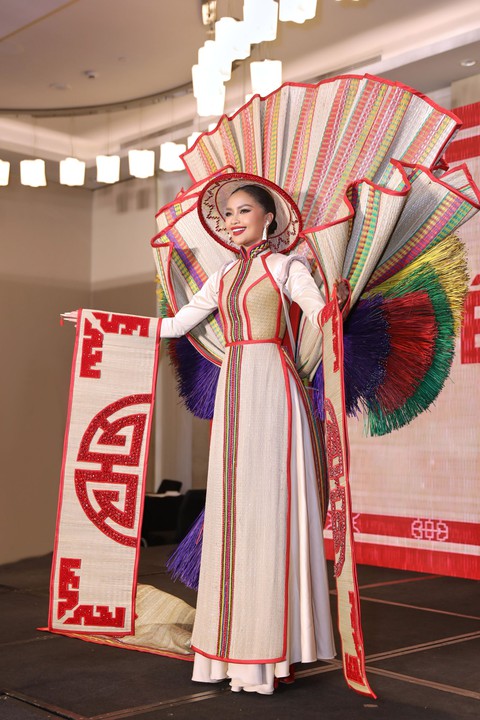 Ngọc Châu mang Chiếu Cà Mau sang Mỹ chinh chiến Miss Universe 2022 - Ảnh 4. Ngọc Châu mang Chiếu Cà Mau sang Mỹ chinh chiến Miss Universe 2022 - Ảnh 4.