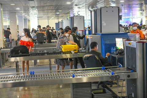 Bạn đọc bắt mạch, kê toa trị bệnh vô cảm nhân viên sân bay Việt Nam - Ảnh 1. Bạn đọc bắt mạch, kê toa trị bệnh vô cảm nhân viên sân bay Việt Nam - Ảnh 1.