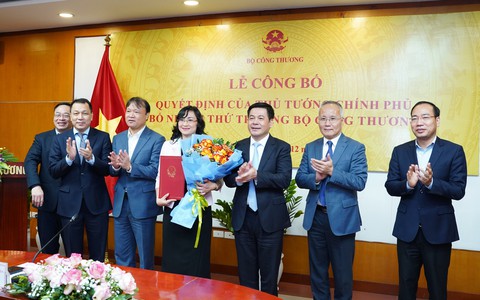 Thứ trưởng Bộ Công Thương Phan Thị Thắng hứa nỗ lực hết mình cho ngành công thương - Ảnh 1. Thứ trưởng Bộ Công Thương Phan Thị Thắng hứa nỗ lực hết mình cho ngành công thương - Ảnh 1.