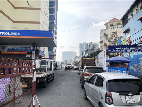 Vật vờ chờ đăng kiểm xe ở TP.HCM do quá tải - Ảnh 3. Vật vờ chờ đăng kiểm xe ở TP.HCM do quá tải - Ảnh 3.