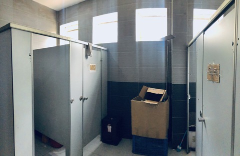 Nhếch nhác nhà vệ sinh tại ga Sài Gòn - Ảnh 3. Nhếch nhác nhà vệ sinh tại ga Sài Gòn - Ảnh 3.
