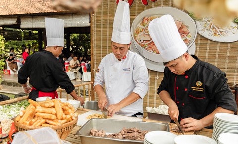 Ẩm thực Việt tiêu biểu 2022 gọi tên cơm hến, chả mực Hạ Long, cơm lam gà nướng - Ảnh 1. Ẩm thực Việt tiêu biểu 2022 gọi tên cơm hến, chả mực Hạ Long, cơm lam gà nướng - Ảnh 1.
