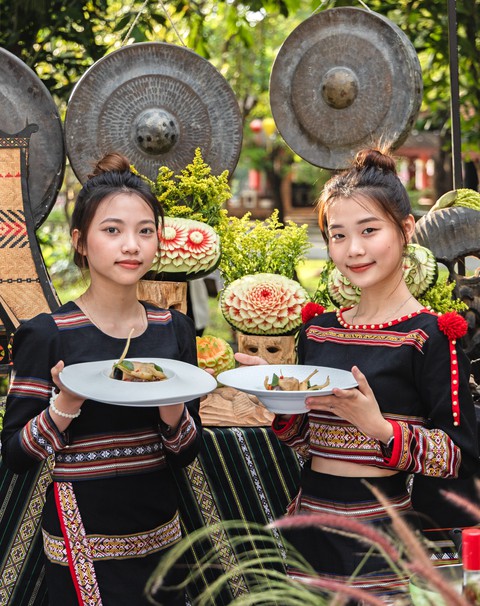 Ẩm thực Việt tiêu biểu 2022 gọi tên cơm hến, chả mực Hạ Long, cơm lam gà nướng - Ảnh 2. Ẩm thực Việt tiêu biểu 2022 gọi tên cơm hến, chả mực Hạ Long, cơm lam gà nướng - Ảnh 2.