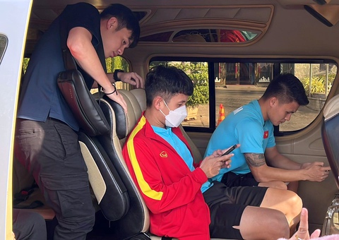 Ông Park thở phào khi Quang Hải chỉ bị quá tải cơ - Ảnh 1. Ông Park thở phào khi Quang Hải chỉ bị quá tải cơ - Ảnh 1.