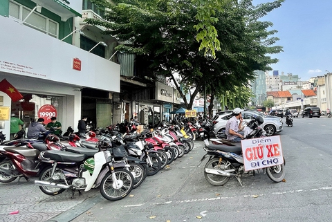 Làm sao xử lý tình trạng đậu xe né thu phí? - Ảnh 1. Làm sao xử lý tình trạng đậu xe né thu phí? - Ảnh 1.