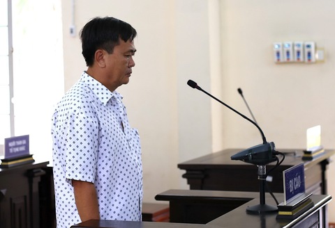 Làm thủ tục cấp ‘sổ đỏ’ cho vợ sai quy định, cựu trưởng phòng tài nguyên - môi trường lãnh 5 năm tù - Ảnh 1. Làm thủ tục cấp ‘sổ đỏ’ cho vợ sai quy định, cựu trưởng phòng tài nguyên - môi trường lãnh 5 năm tù - Ảnh 1.
