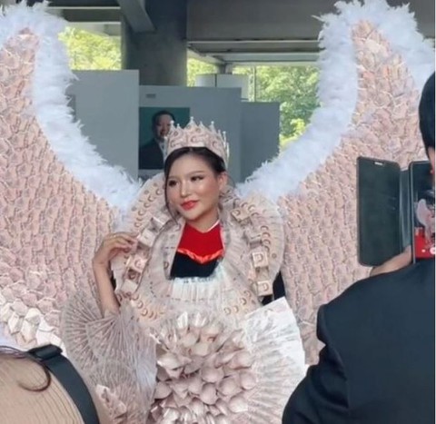 Chi 1,3 tỉ đồng làm đôi cánh thiên thần bằng tiền thật tặng người yêu - Ảnh 1. Chi 1,3 tỉ đồng làm đôi cánh thiên thần bằng tiền thật tặng người yêu - Ảnh 1.