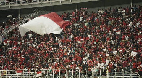 Indonesia đổi giờ thi đấu AFF Cup vì sợ tái diễn thảm kịch làm hơn 100 người chết - Ảnh 1. Indonesia đổi giờ thi đấu AFF Cup vì sợ tái diễn thảm kịch làm hơn 100 người chết - Ảnh 1.