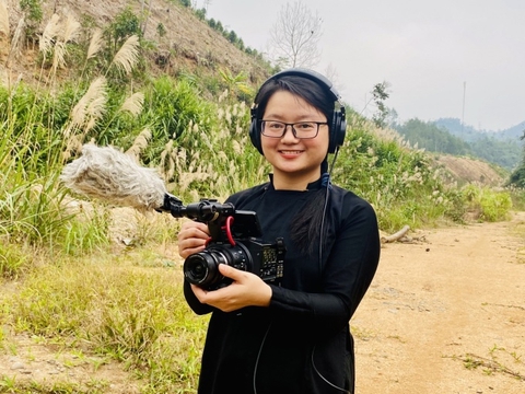 Đạo diễn Hà Lệ Diễm tự cầm máy quay thực hiện phim tài liệu "Những đứa trẻ trong sương" - Ảnh: Nhân vật cung cấp Đạo diễn Hà Lệ Diễm tự cầm máy quay thực hiện phim tài liệu "Những đứa trẻ trong sương" - Ảnh: Nhân vật cung cấp
