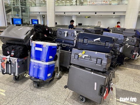 Tuyển Việt Nam về nước, hết hồn tưởng mất vali áo ngực cầu thủ trị giá 3 tỉ đồng - Ảnh 3. Tuyển Việt Nam về nước, hết hồn tưởng mất vali áo ngực cầu thủ trị giá 3 tỉ đồng - Ảnh 3.