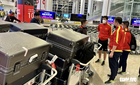 Tuyển Việt Nam về nước, hết hồn tưởng mất vali áo ngực cầu thủ trị giá 3 tỉ đồng - Ảnh 2. Tuyển Việt Nam về nước, hết hồn tưởng mất vali áo ngực cầu thủ trị giá 3 tỉ đồng - Ảnh 2.