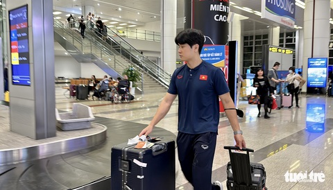 Tuyển Việt Nam về nước, hết hồn tưởng mất vali áo ngực cầu thủ trị giá 3 tỉ đồng - Ảnh 4. Tuyển Việt Nam về nước, hết hồn tưởng mất vali áo ngực cầu thủ trị giá 3 tỉ đồng - Ảnh 4.