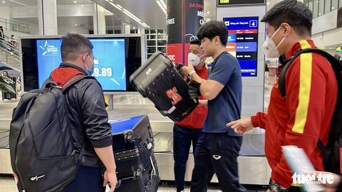 Tuyển Việt Nam về nước, hết hồn tưởng mất vali áo ngực cầu thủ trị giá 3 tỉ đồng - Ảnh 5. Tuyển Việt Nam về nước, hết hồn tưởng mất vali áo ngực cầu thủ trị giá 3 tỉ đồng - Ảnh 5.