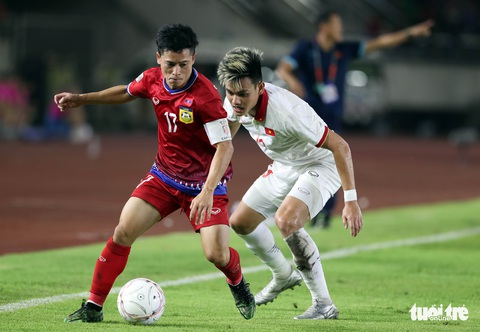 Văn Quyết và Messi Lào đổi áo cho nhau - Ảnh 2. Văn Quyết và Messi Lào đổi áo cho nhau - Ảnh 2.