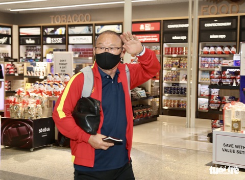 Tuyển Việt Nam về nước, hết hồn tưởng mất vali áo ngực cầu thủ trị giá 3 tỉ đồng - Ảnh 7. Tuyển Việt Nam về nước, hết hồn tưởng mất vali áo ngực cầu thủ trị giá 3 tỉ đồng - Ảnh 7.