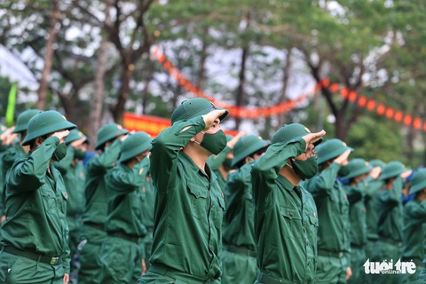 Bộ Quốc phòng trả lời việc thanh niên lợi dụng kẽ hở xăm trổ để trốn nghĩa vụ quân sự - Ảnh 1. Bộ Quốc phòng trả lời việc thanh niên lợi dụng kẽ hở xăm trổ để trốn nghĩa vụ quân sự - Ảnh 1.