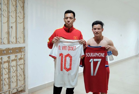 Văn Quyết và Messi Lào đổi áo cho nhau - Ảnh 1. Văn Quyết và Messi Lào đổi áo cho nhau - Ảnh 1.