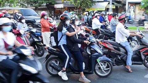 Thót tim khi gặp trẻ nhỏ chạy xe ngoài đường - Ảnh 1. Thót tim khi gặp trẻ nhỏ chạy xe ngoài đường - Ảnh 1.
