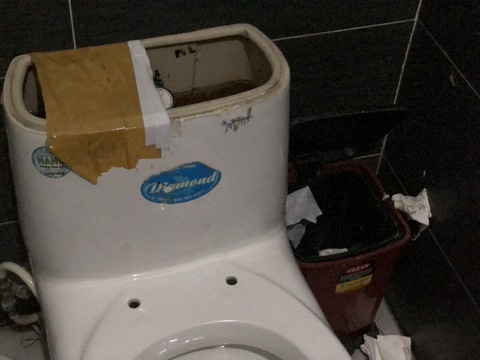 Đi tàu mà không dám… vào nhà vệ sinh vì quá nhếch nhác - Ảnh 1. Đi tàu mà không dám… vào nhà vệ sinh vì quá nhếch nhác - Ảnh 1.