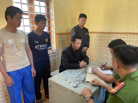 4 người lập đường dây trồng cần sa và mua bán qua Facebook - Ảnh 2. 4 người lập đường dây trồng cần sa và mua bán qua Facebook - Ảnh 2.