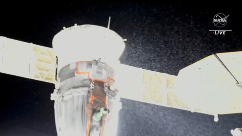 Nga cân nhắc giải cứu phi hành đoàn trên ISS do tàu vũ trụ Soyuz bị rò rỉ - Ảnh 1. Nga cân nhắc giải cứu phi hành đoàn trên ISS do tàu vũ trụ Soyuz bị rò rỉ - Ảnh 1.