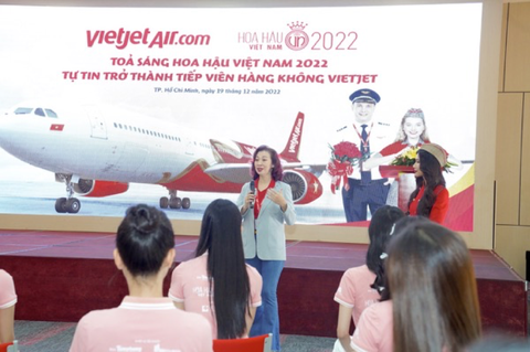 Thí sinh Hoa hậu Việt Nam thử một ngày làm tiếp viên hàng không - Ảnh 5. Thí sinh Hoa hậu Việt Nam thử một ngày làm tiếp viên hàng không - Ảnh 5.