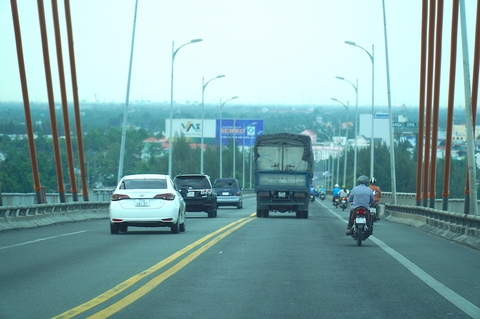 Va chạm nhỏ xíu, cầu Rạch Miễu kẹt xe hơn năm tiếng - Ảnh 4. Va chạm nhỏ xíu, cầu Rạch Miễu kẹt xe hơn năm tiếng - Ảnh 4.
