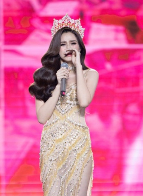 Đỗ Thị Hà mít ướt suốt 6 phút kết thúc nhiệm kỳ hoa hậu - Ảnh 6. Đỗ Thị Hà mít ướt suốt 6 phút kết thúc nhiệm kỳ hoa hậu - Ảnh 6.