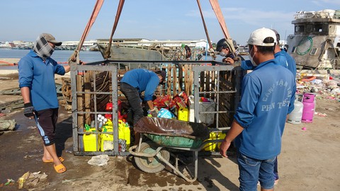 Tàu Hoàng Thiên 99 đã được trục vớt tại cảng Phan Thiết - Ảnh 3. Tàu Hoàng Thiên 99 đã được trục vớt tại cảng Phan Thiết - Ảnh 3.
